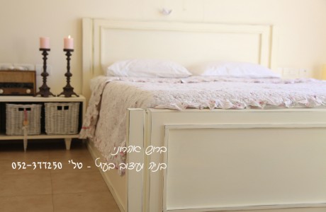 מיטה בסגנון כפרי מיושן עם ארגז מצעים גדול
